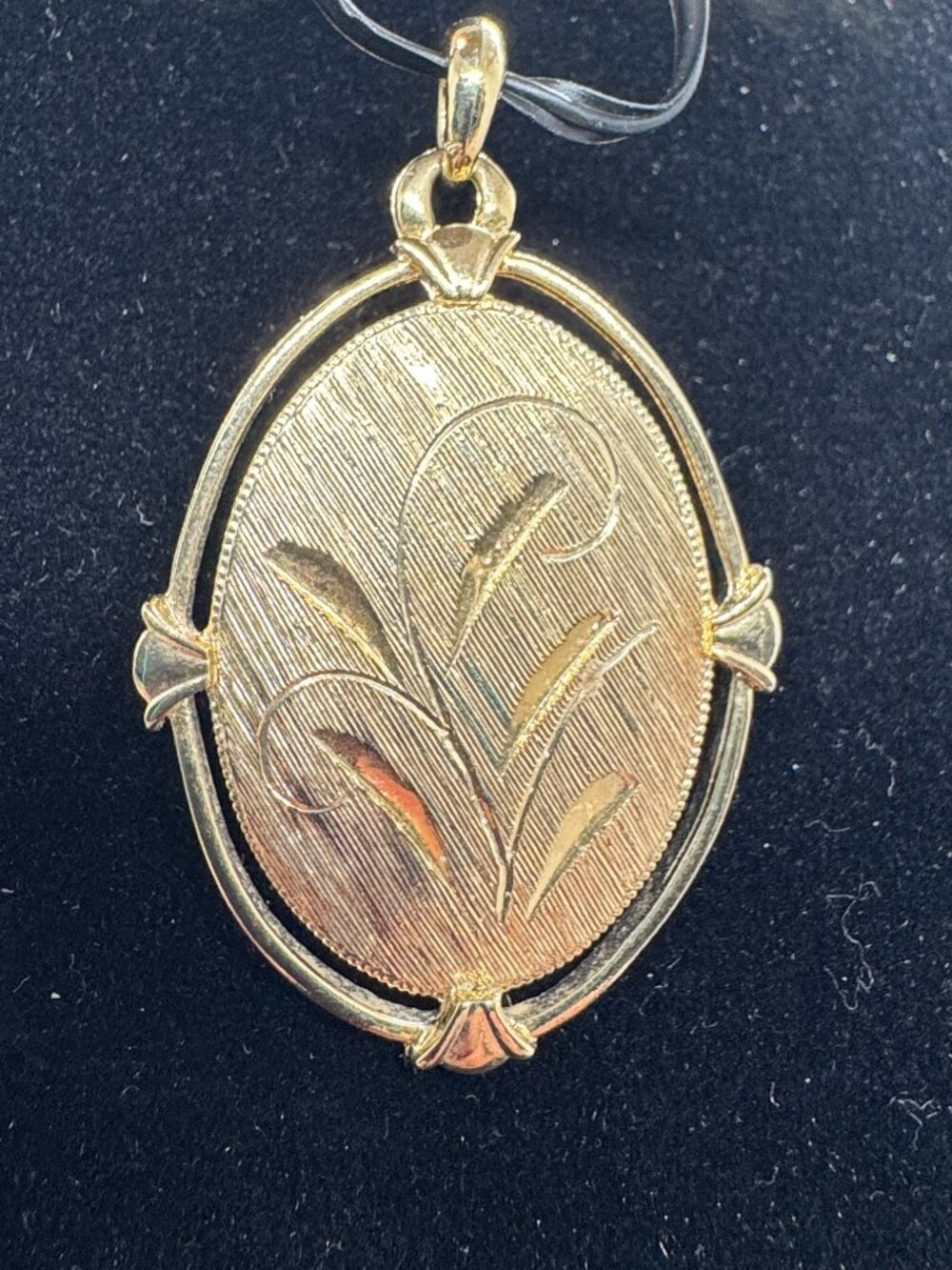 Vintage Gold Tone Etched Floral Oval Pendant Necklace Charm